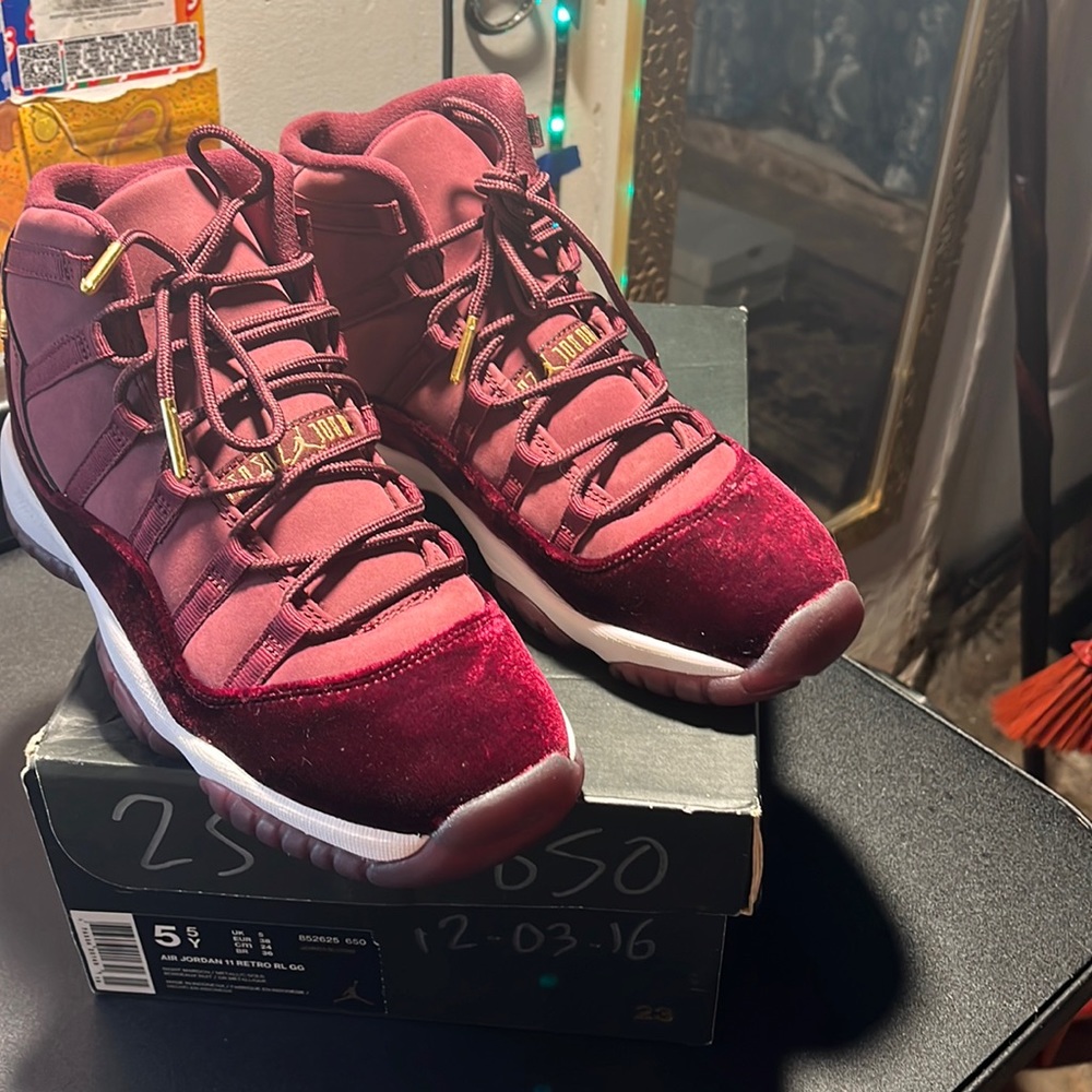 *Never Worn* Air Jordan 11 Retro RL / Night Maroon